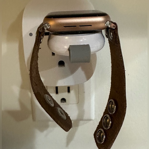 Smart Watch Charger. Very small and convenient! I LOVE mine🥰🥰 - Picture 5 of 5